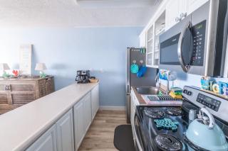 Beachfront Suite - Top Floor - Pool and Sauna - Sleeps 4 - 7