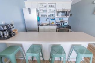 Beachfront Suite - Top Floor - Pool and Sauna - Sleeps 4 - 4