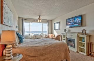 Top Floor Oceanfront Suite - Sleeps 5 - Pool and Sauna - 6