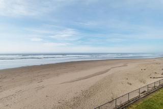 Top Floor Oceanfront Suite - Sleeps 5 - Pool and Sauna - 4
