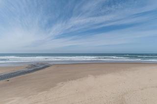 Oceanfront Suite - Top Floor - Sleeps 4 - Pool and Sauna - 5
