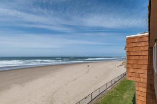 Oceanfront Suite - Top Floor - Sleeps 4 - Pool and Sauna - 4