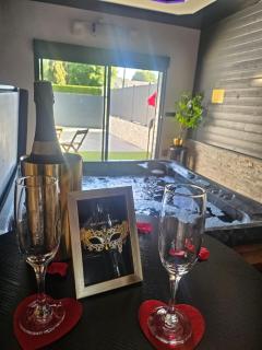 love room mes petits secrets miniac morvan avec jacuzzi privatif - Miniac-Morvan - 5
