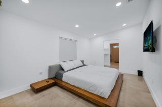Lux Modern 4BR Villa with Pool in Miami - Miami - 1