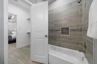 Gated Unit With Laundry l Near NRG and Med Center and HOU Airport - 6