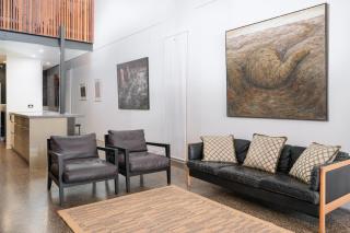 Luxury City Edge Warehouse Retreat - 7