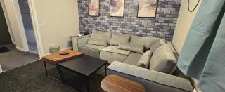 THE LAW - 4 Rooms 5 Beds with TV's and Fans, BRAND NEW FURNITURE, FRESHLY REDECORATED Rooms JUNE 2025, Free Parking, Fully Equipped, Group Favourite, 5 mins TO CENTRE - Long Stays, INVOICE and REDUCED PRICE are only by SUNRISE SHORT LETS Dundee - Dundee - 0