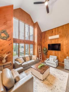 Italy Inspired Lakeview Chalet with Hot Tub - 8