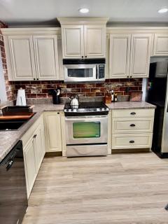 Ground Level and End Condo Unit - Quiet 2 Bedrooms and 1 Bath - Melbourne - 4