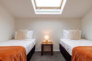 3bed plus Garage, Minutes from the Action Sleeps 8 - Christchurch - 4