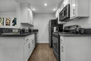 Chic Large 1-Bedroom in Hollywood 10 Min Away From Downtown LA - 1