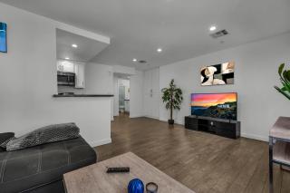 Chic Large 1-Bedroom in Hollywood 10 Min Away From Downtown LA - 4