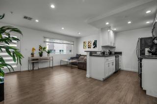 Chic Large 1-Bedroom in Hollywood 10 Min Away From Downtown LA - 7
