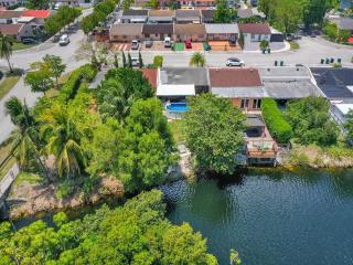 Canal-Side Townhouse with Pool & Firepit - Kendale Lakes - 6