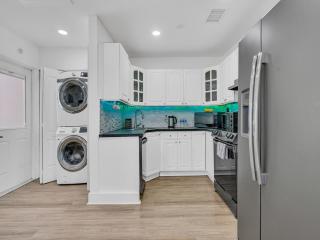 Canal-Side Townhouse with Pool & Firepit - Kendale Lakes - 5