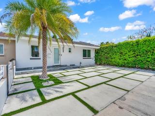 Canal-Side Townhouse with Pool & Firepit - Kendale Lakes - 3