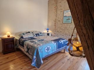 Charmant Gîte en Pierre à Charroux avec Terrasse - FR-1-489-567 - 8