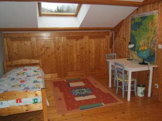 Gîte familial en pierre avec jardin, près des chemins de randonnée et forêts, idéal détente et nature - FR-1-496-1 - 2