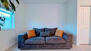Cozy Room Near Beach & Airport - Breakfast - - 4