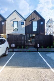 City Townhouse 2BR, 2BA, EV Charger, Work Desk - 2