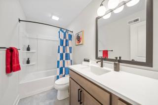 Hot Tub - Mins to Short North - Retro Game Room - Columbus - 2
