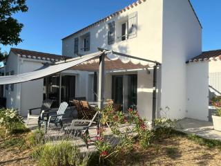 Belle maison à Barbâtre, 800m plage, pour 7 personnes avec jardin clos, terrasse et WiFi gratuit - FR-1-823-69 - 0