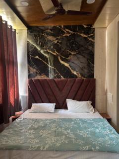Hotel Radha Madhavam Luxurious Boutique Stay - Mathura - 4