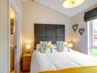 4 Lakeside Lodge - 2