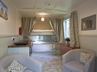 Honeysuckle Hut-Qu7066 - 3