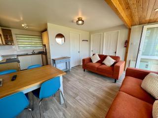 Bright & Modern Chalet, Moments From The Beach - Westward Ho - 6