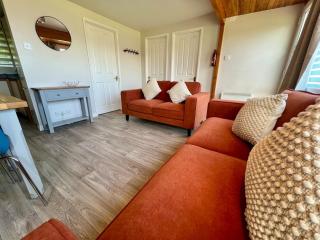 Bright & Modern Chalet, Moments From The Beach - Westward Ho - 3