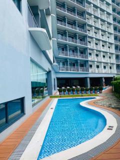 Relaxing 1BR condo with Pool and Balcony in Makati - 0