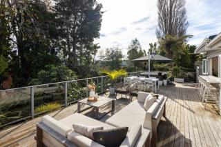Stylish Gully Retreat with Spa and Office - 0