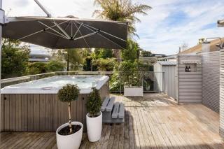 Stylish Gully Retreat with Spa and Office - Hamilton - 3