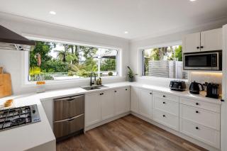 Stylish Gully Retreat with Spa and Office - 9