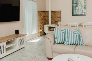 Mountain views, Indoor Fireplace, Pet friendly - Coolum Beach - 8