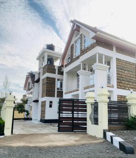 Blowsuites Furnished Apartment - 5