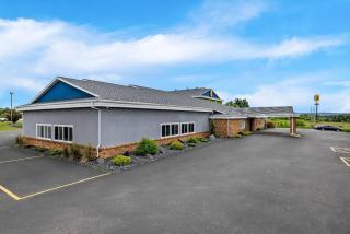 Super 8 by Wyndham Osseo WI - 7