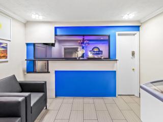 Days Inn by Wyndham Houston East - 3