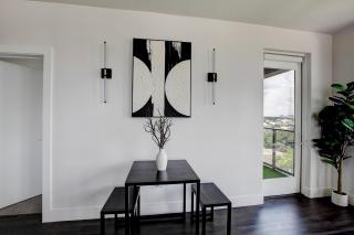 NEW Luxury Midtown Views , Sleeps 7, Free Parking - 4