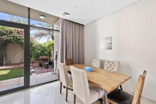 Elegant 3BR Villa with Access to Pool & Gym - 7