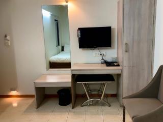 Hotel O Metro - Rajkot - 6