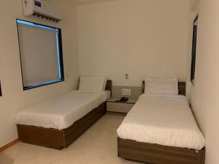 Hotel O Metro - Rajkot - 7