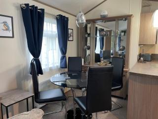 Stunning 2 Bed Caravan on the Lake Front - - 1
