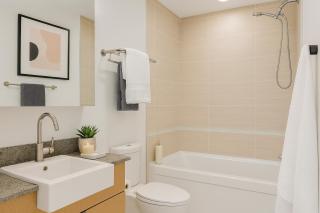 Massive Townhome with Style and Space Perfect for Families - Vancouver - 1