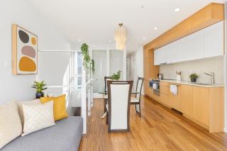 Massive Townhome with Style and Space Perfect for Families - Vancouver - 3