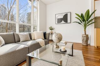 Massive Townhome with Style and Space Perfect for Families - Vancouver - 0