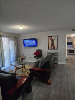 Easy Access 2b1bt luxury kingbed with pool sleeps 4 - Norcross - 9