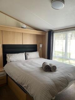 Lake Front 2 Bedroom Caravan, Hoburne Cotswold -  - 8