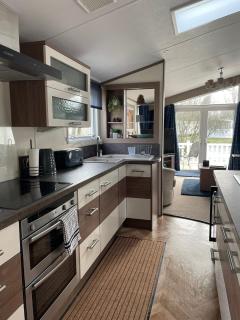 Stunning 2 Bed Caravan on the Lake Front - - 4